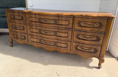 Bassett 9 drawer dresser