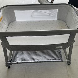 Lil Pengy bassinet