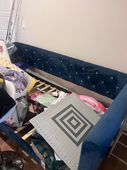 Free Full Size Day Bed must come pick up today