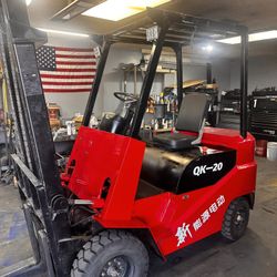 Electric Forklift With Pneumatic Tires  