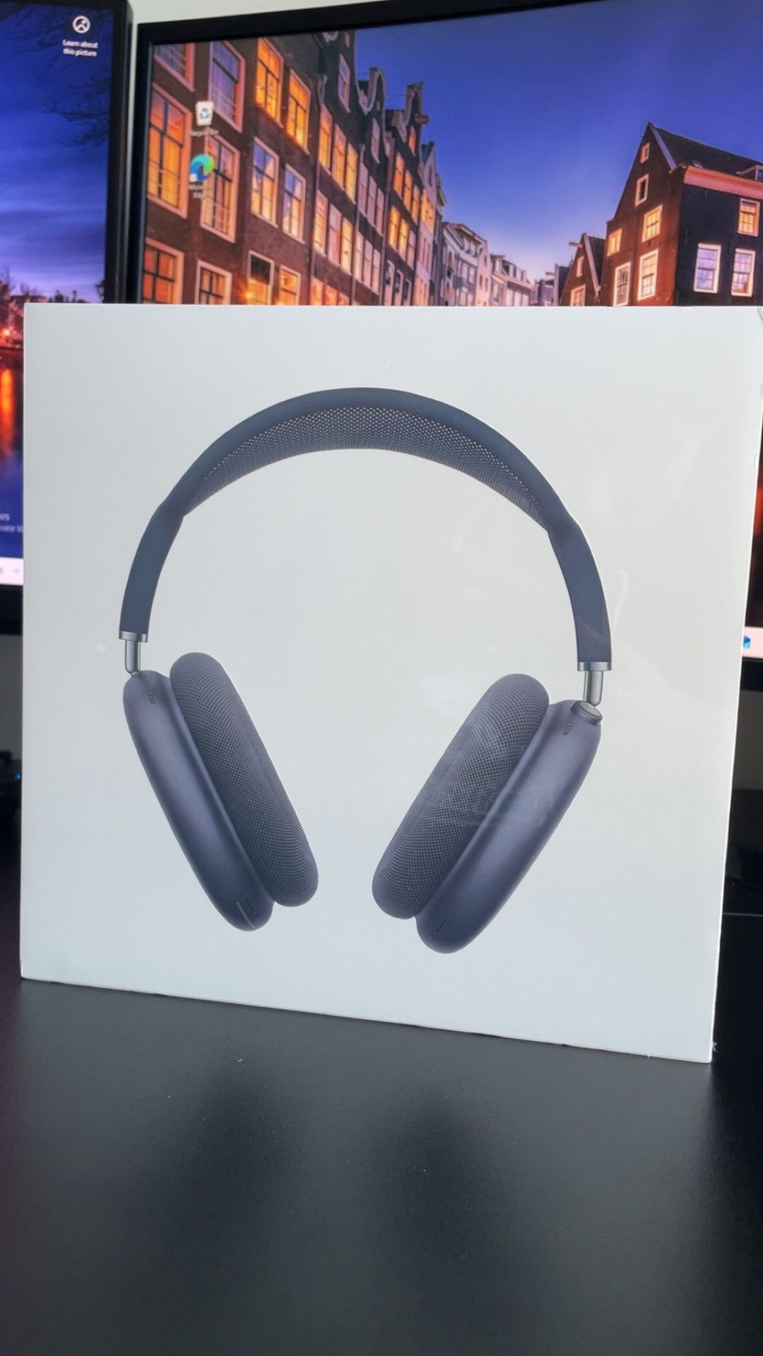 AirPods Max Midnight Edition