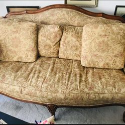 Ethan Allen vintage settee couch  .. 71” long $350 Delivery available for a small fee 