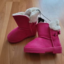 Bebe Fuchsia Fold-Over Boots, Girls Toddler Size 8 brand new Suede Faux Fur NWT.
Fuchsia Fold-Over Fashion Boots

Bebe girls
