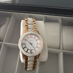 GUESS Women’s Rose Gold & White Watch – Elegant Fashion Watch