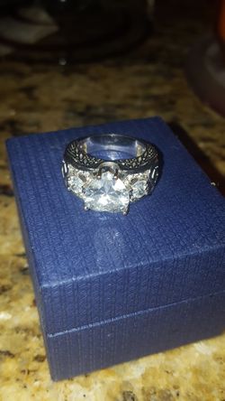 Beautiful ring size 6. heart-shaped Swarovski crystal