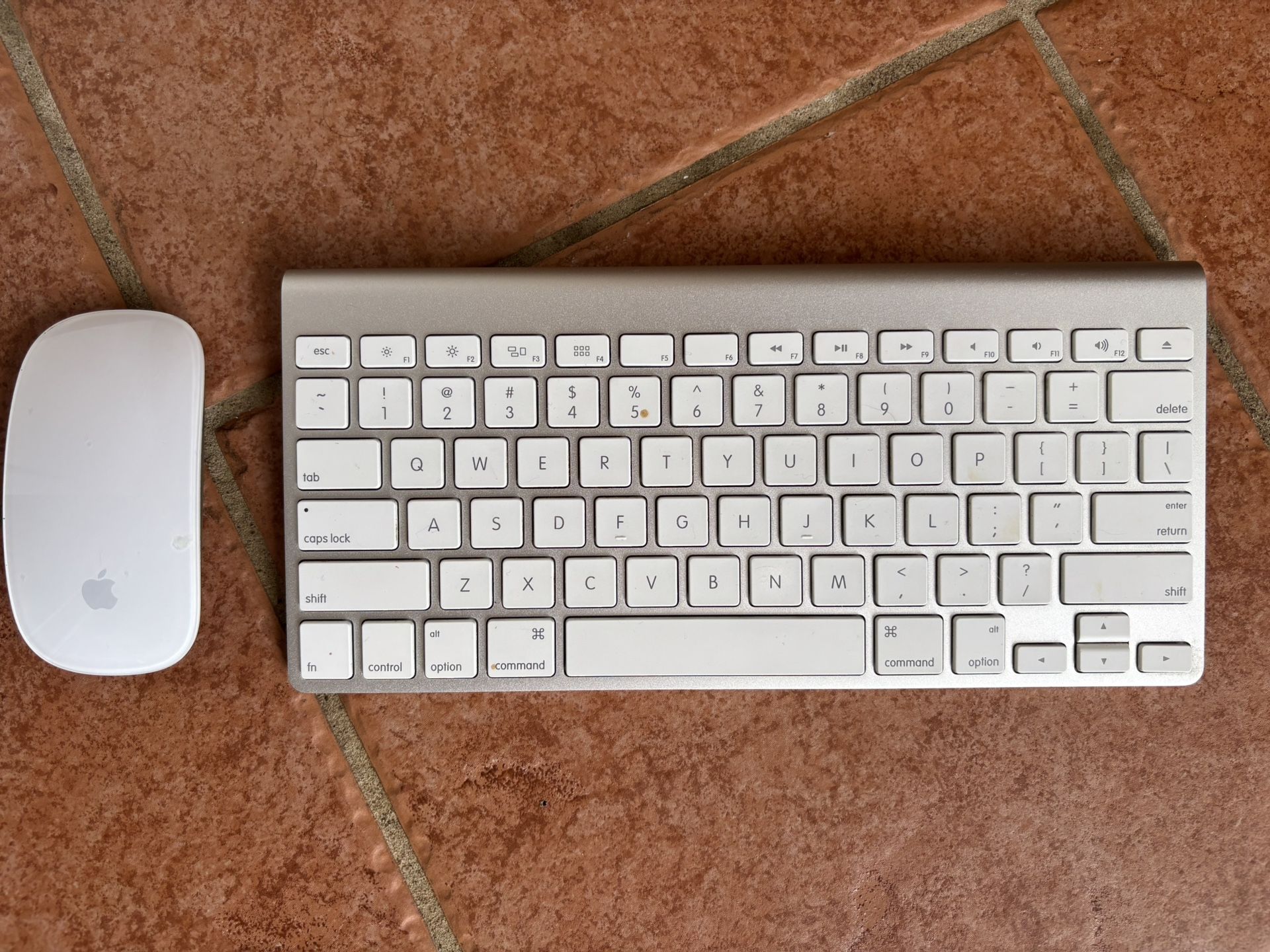 APPLE WIRELESS KEYBOARD AND MOUSE