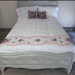 Full size Bedroom Set with New, Never slept on Matress. Includes matching dresser with mirror and a Nightstand. Hablo Español y hago entrego