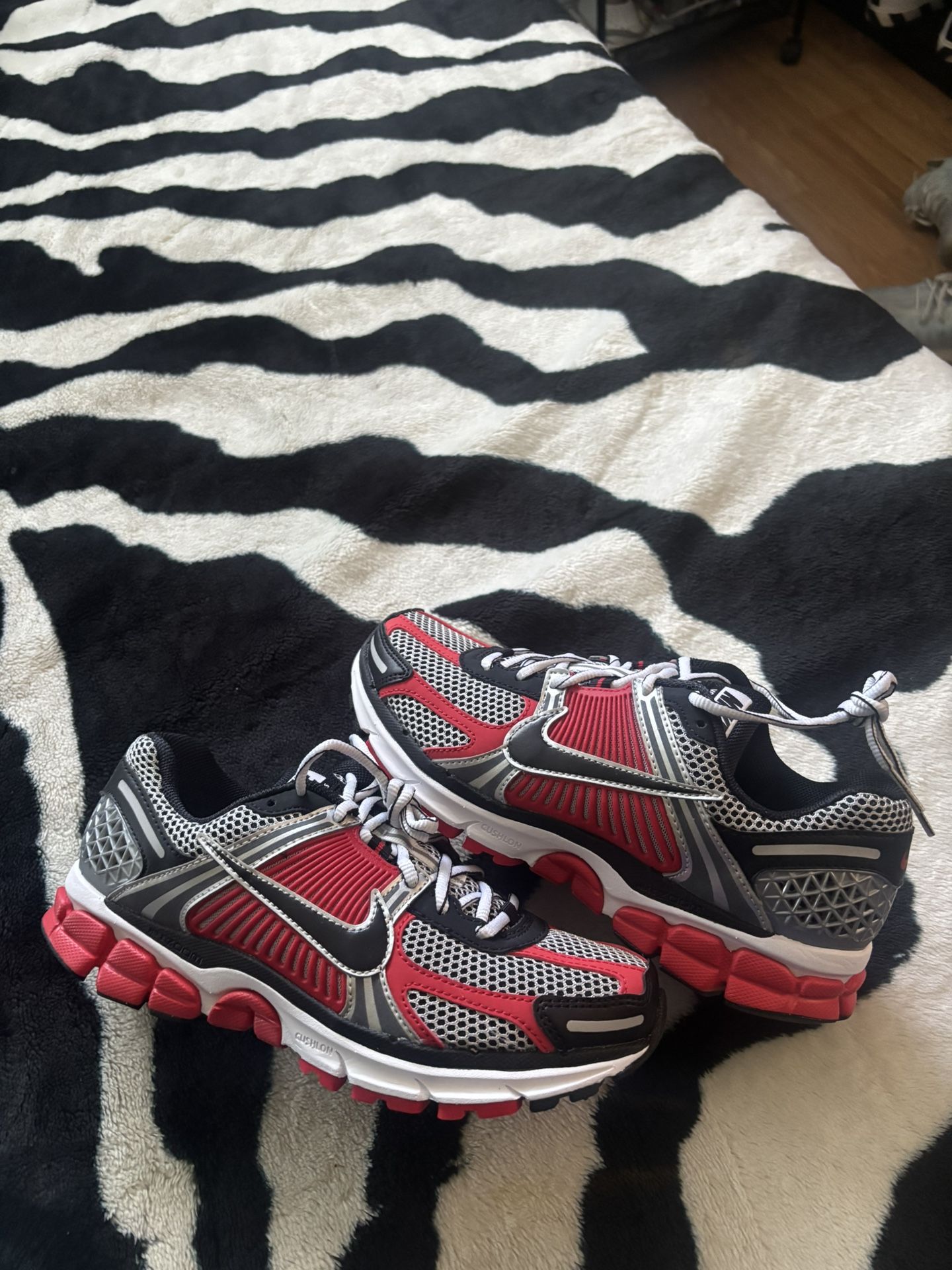 Nike Vomero 5 Zoom University Red