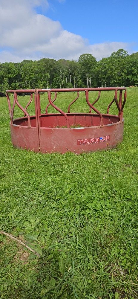 Tartar Livestock Hay Feeder Ring W/ Hay Saver