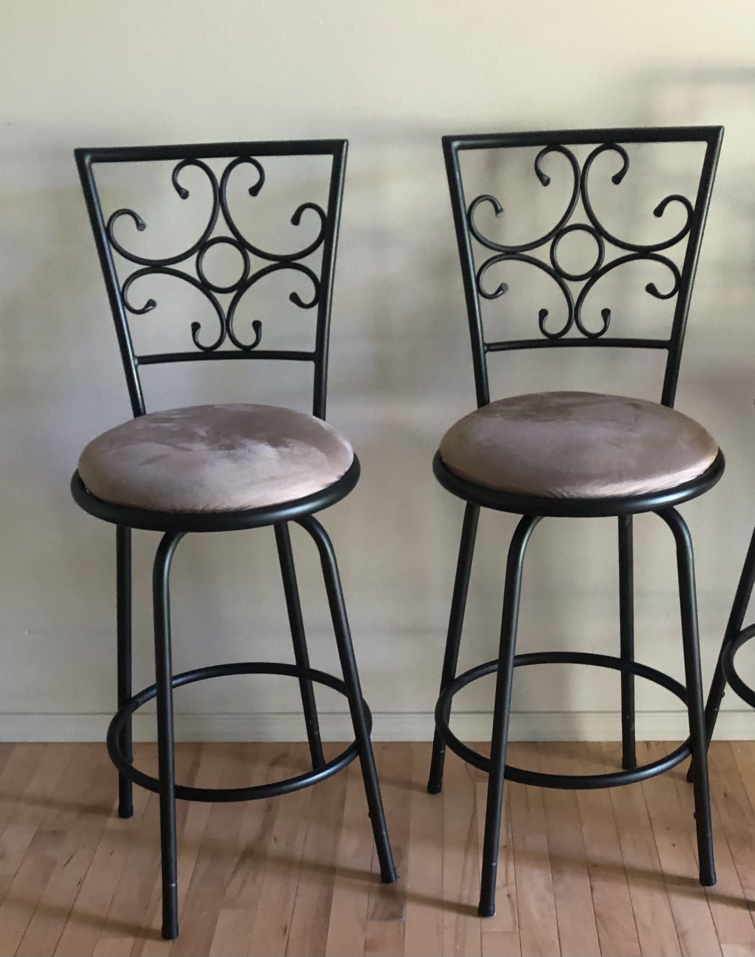 2 Counter Height Barstools / Swivel