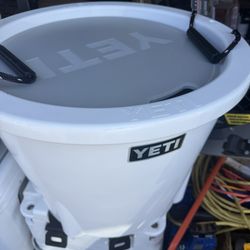 Yeti Tank 85 with lid! 