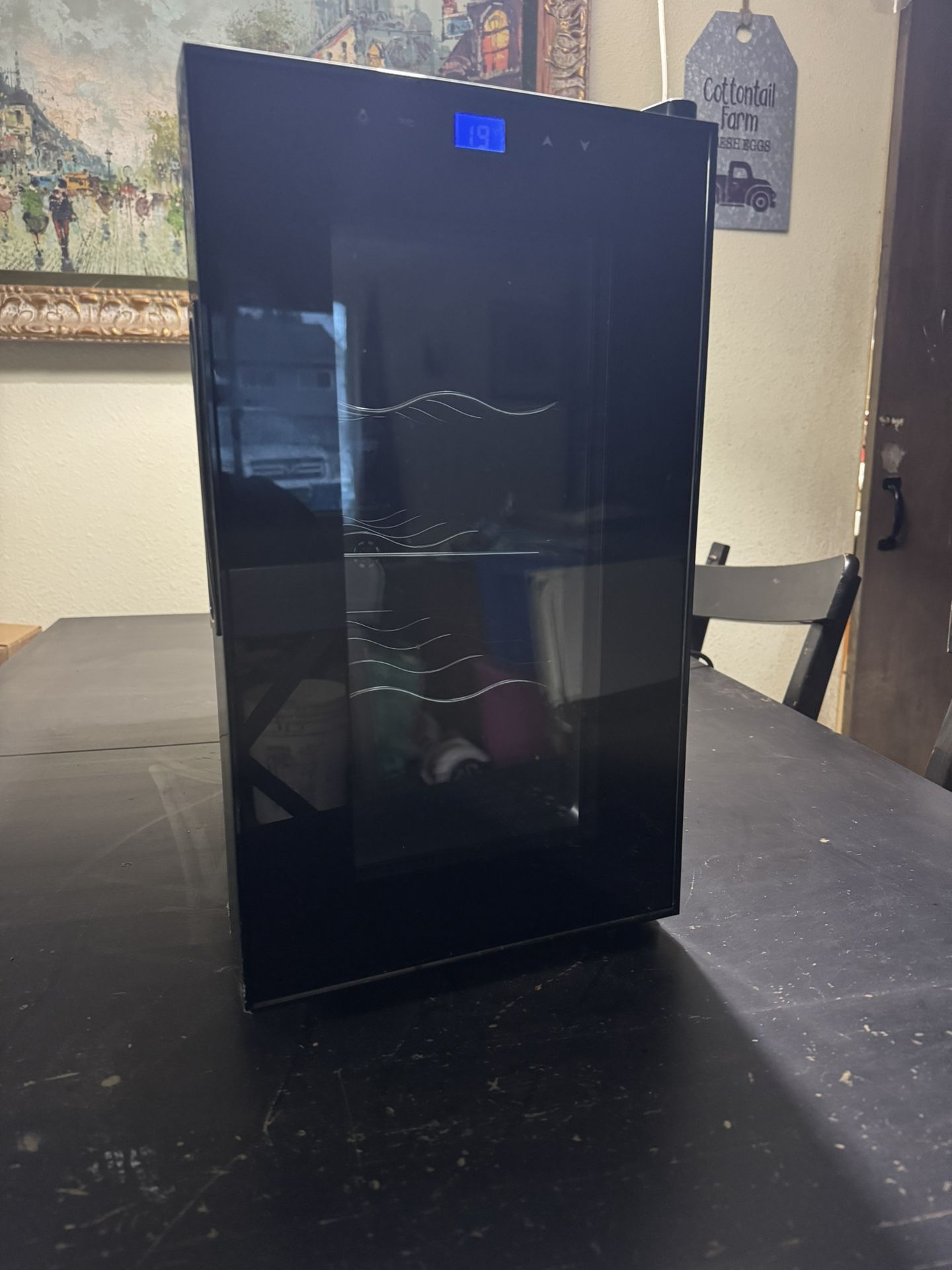 Insignia 8 Bottle Thermoelectric Wine Cooler – Excellent Condition