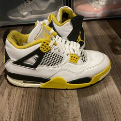 AIR JORDAN 4 RETRO VIVANT SULFUR WOMENS SIZE 8 MEN SIZE 6.5
