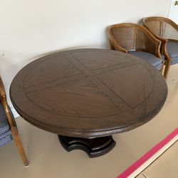 Round Table w/ (4) Chairs 