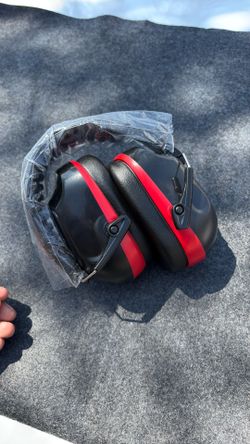 Noise canceling headphones