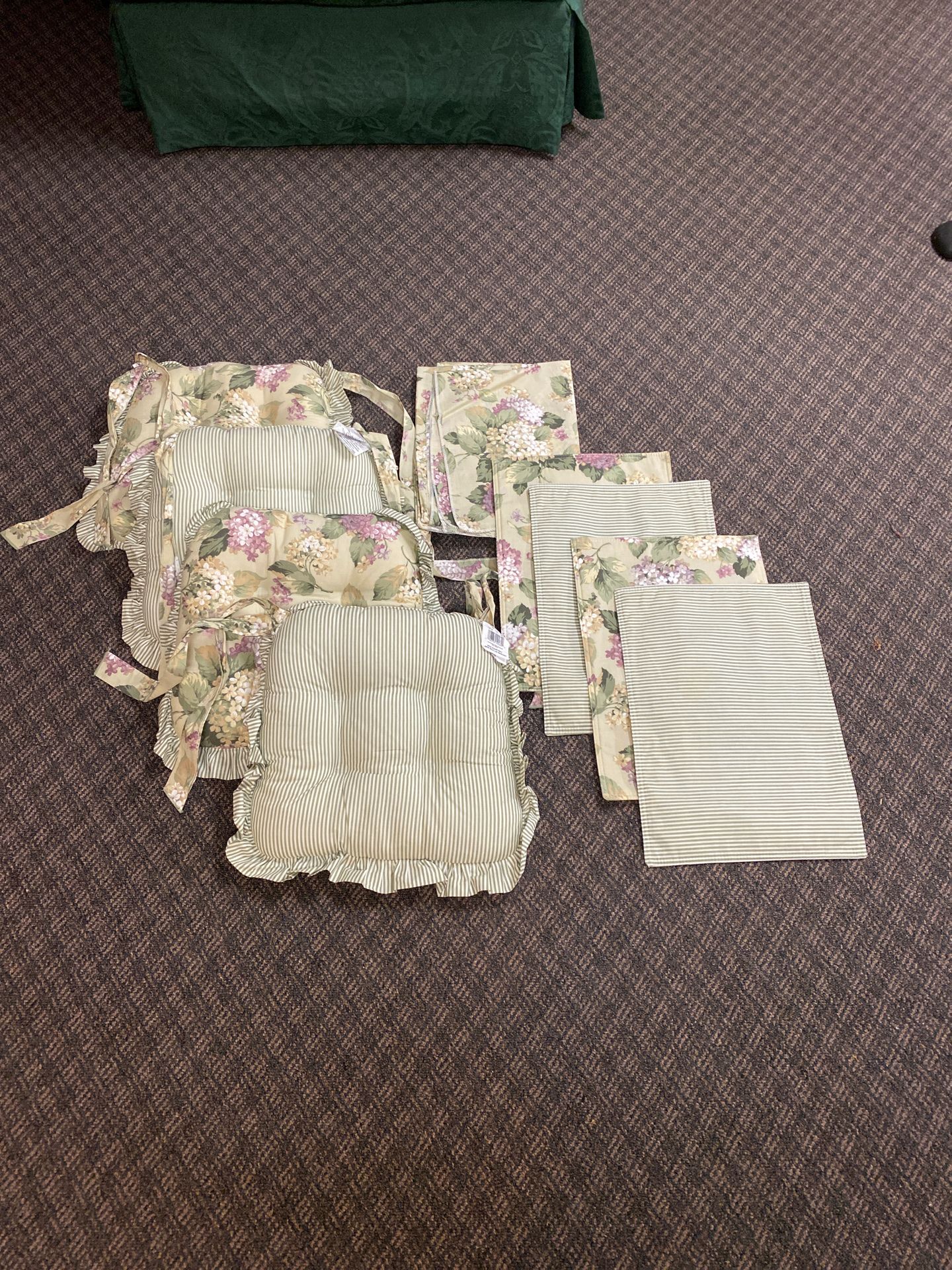 Kitchen set 58w x 84l table cloth 4 place mats and 4 seat cousins