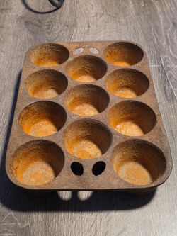 Vintage Cast Iron Gem / Muffin Pan – Antique Kitchenware – $25
