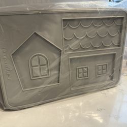 New Sealed Pampered Chef Silicone Cookie House Molds