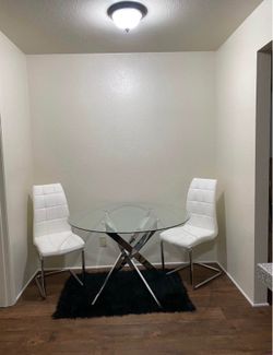 Dining round table