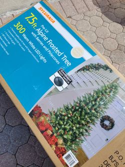 SYLVANIA 7.5' ft ALPINE FROSTED TREE w/ LIGHTS