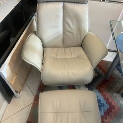 Fjords Bo Recliner, a Scandinavian-designed power recliner known for its ergonomic support and contemporary aesthetic.