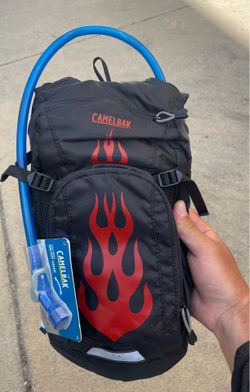 Camelbak Mini Mule Hydration Youth Backpack 50 oz 1.5L Capacity Black Flames new