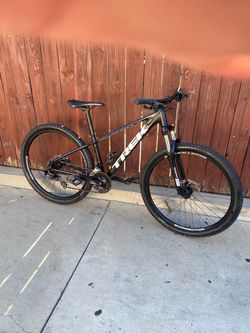 Trek Marlin 5 disc brakes 21 speed tires 27.5