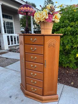 7 Drawer Jewelry Dresser Chest of Drawers Furniture Great Condition