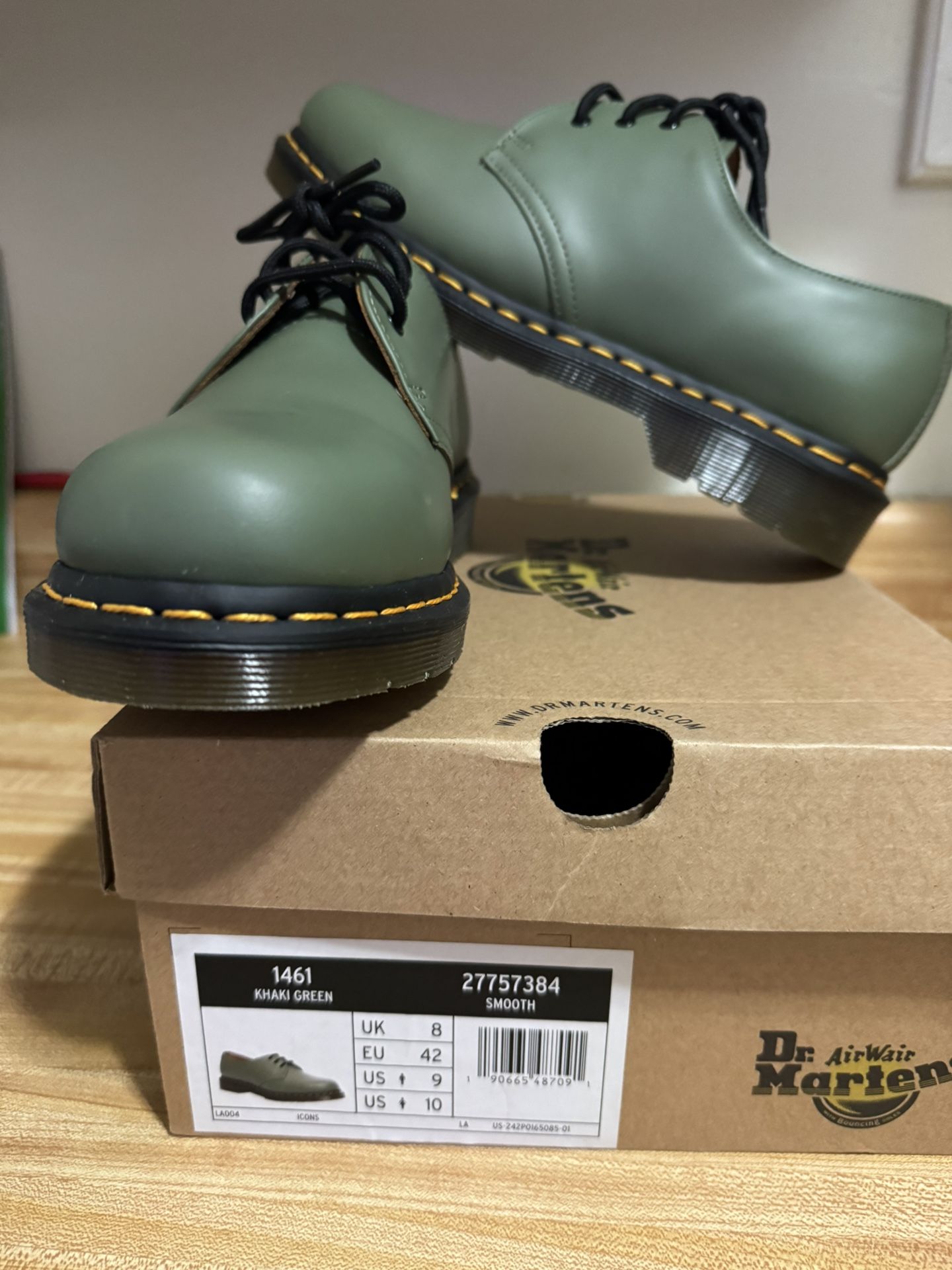 dr martens  plain toe green Size 9 men 