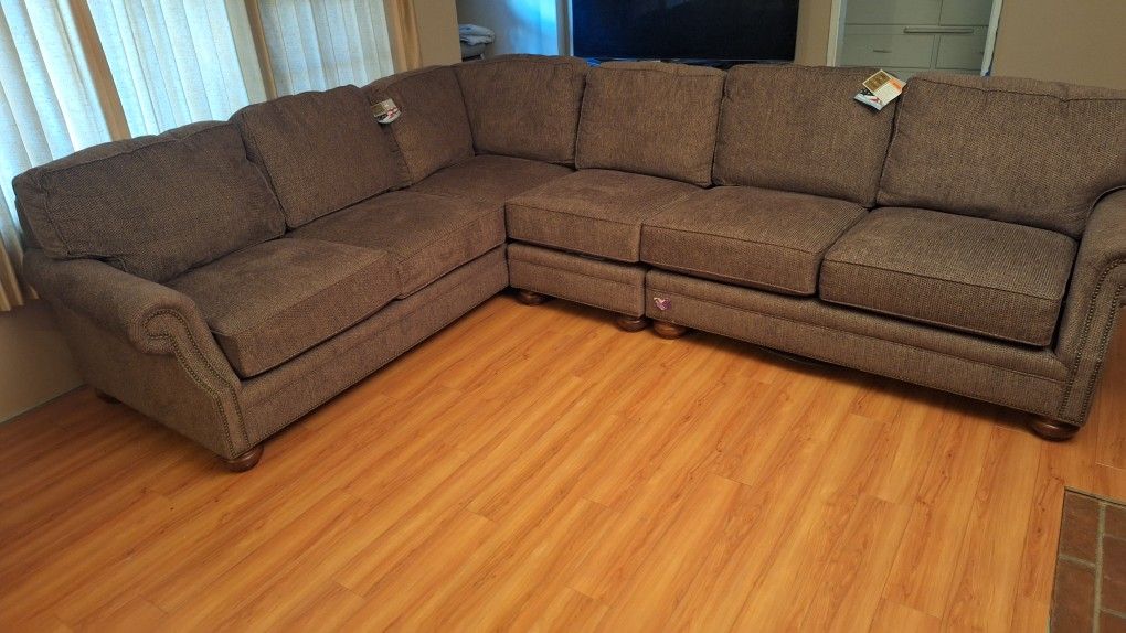 New Broyhill Sectional Sofa Couch