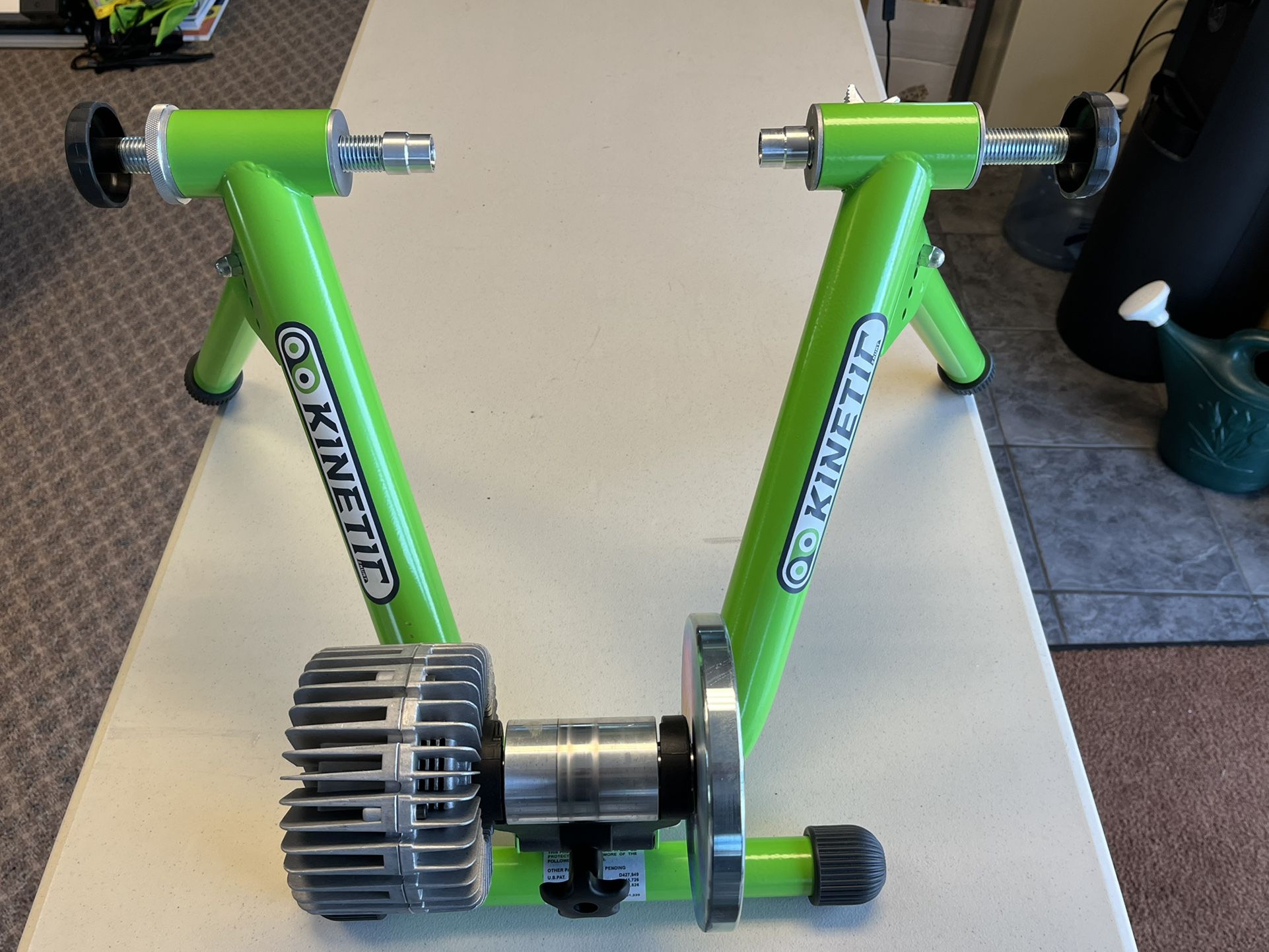 Kurt Kinetic Road Machine Fluid Bicycle Trainer T 0021 w Riser
