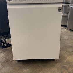 LG Dishwasher Model: LDFN4542W unused 