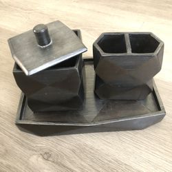 Bathroom Accessories With Wall Decor And Shower Curtain