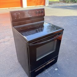 Frigidaire 30 Inch Wide Free Standing Electric Range with Quick Boil and Warm Zone