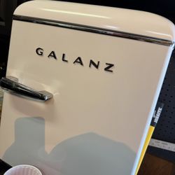 Galanz Mini fridge refrigerator