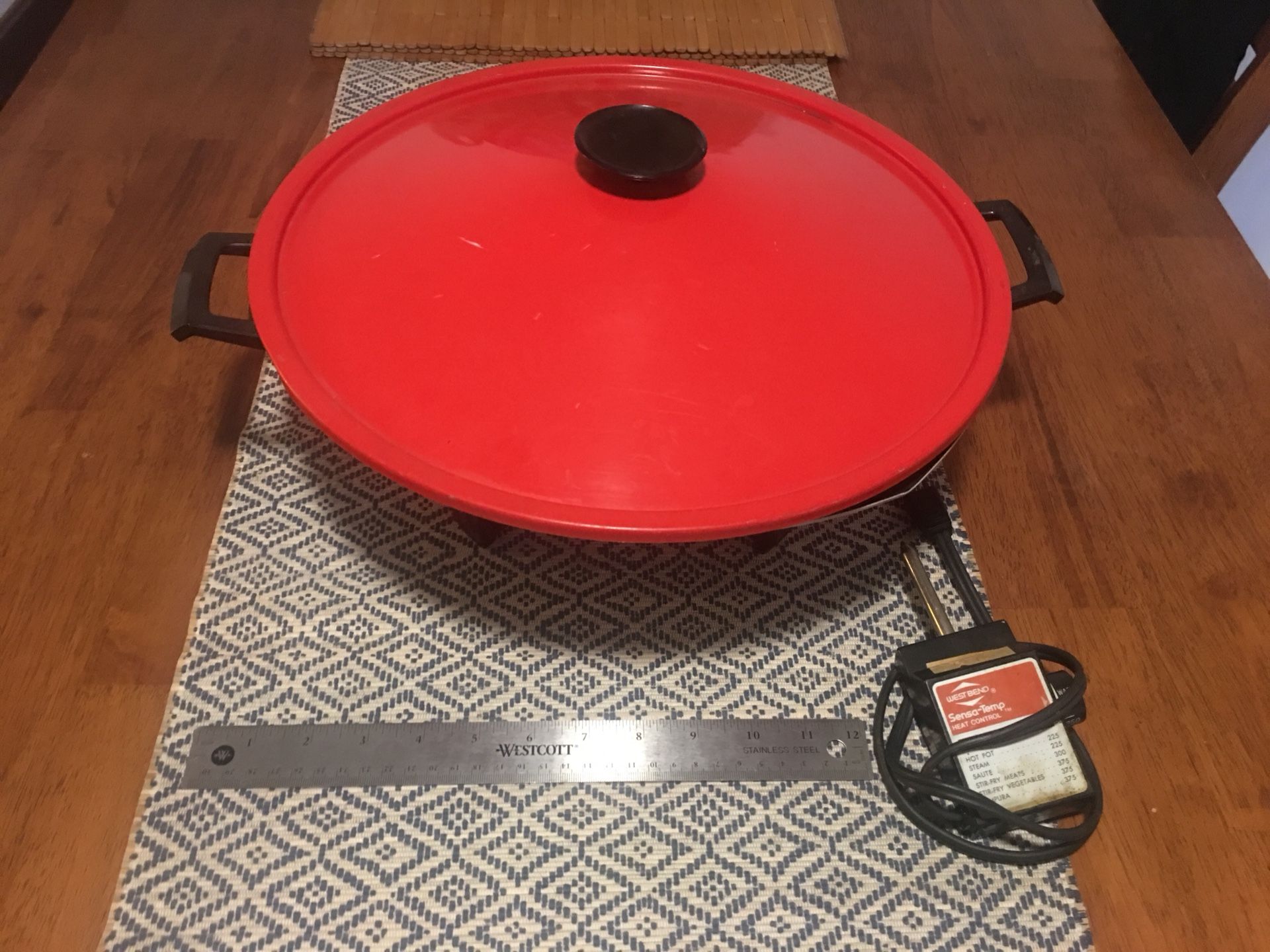 Wok ! Sautée your food! plugs in, multiple heat settings: working