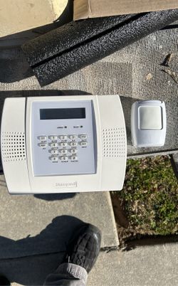 Honeywell LYNXPLUS2 Security  Panel And Motion Sensor 