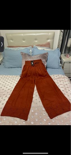 NAOO wide leg pants, with embroidery at the bottom, pockets and elastic waist, 100% rayon, new with tags.size Medium - Large.