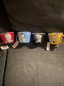 Selling Four Brand New Cups With Lids Of Snoopy And Gang