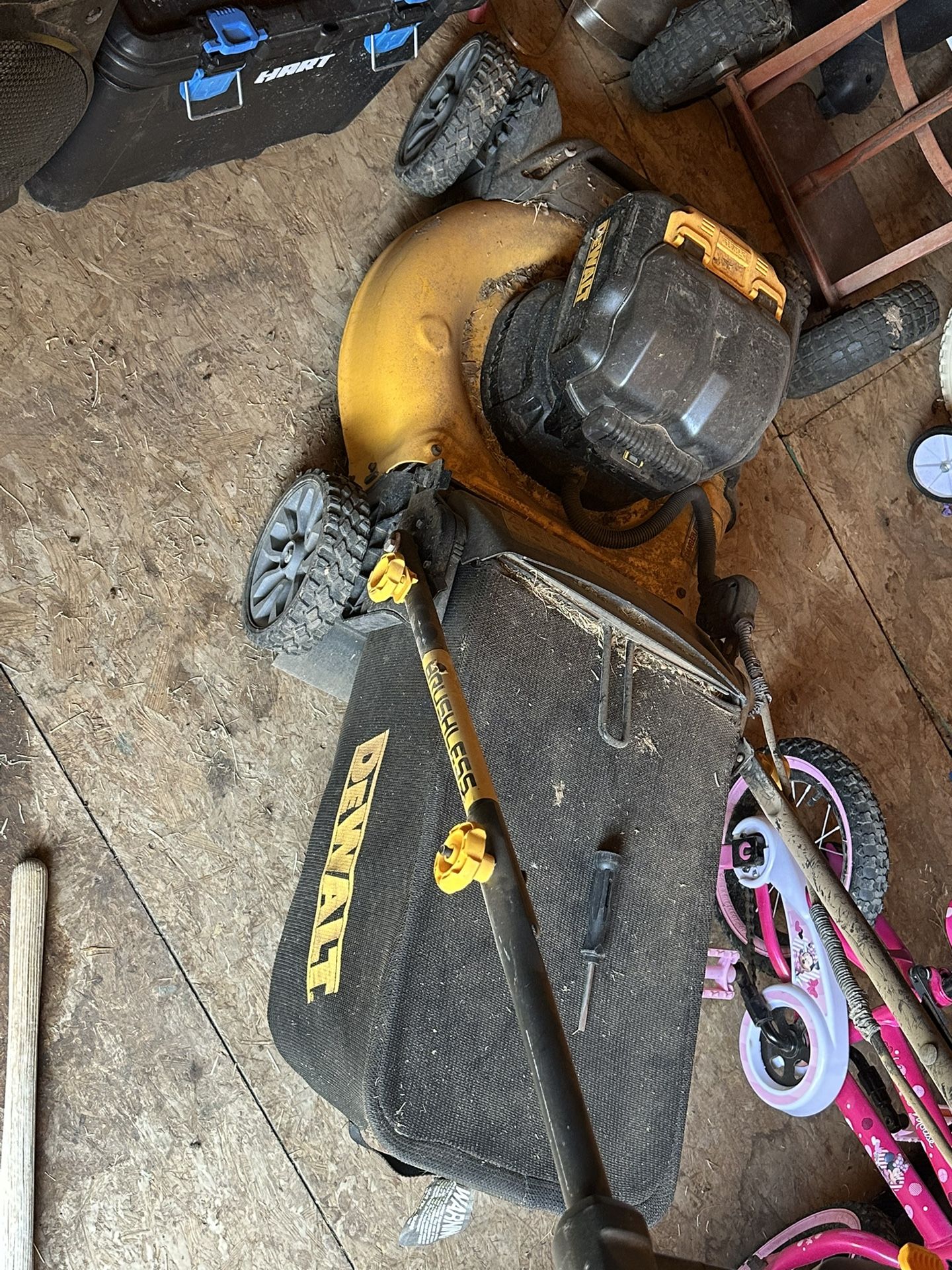 Dealt Battery Mower