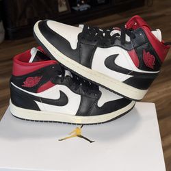 Jordan 1 Mid Gym Red Panda