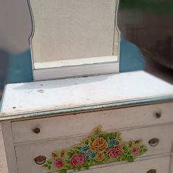 Free Vintage Dresser With Mirror 