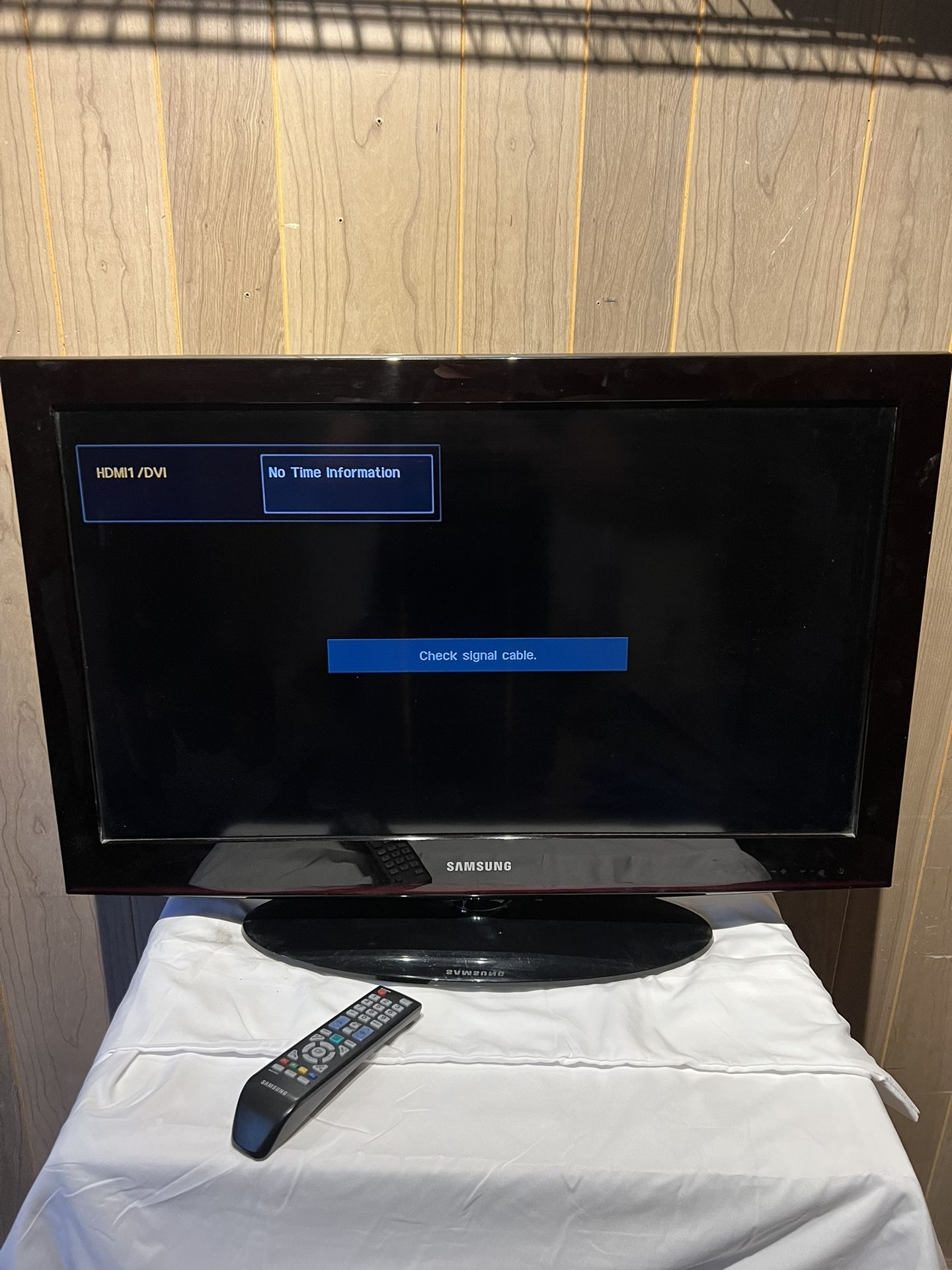Samsung 32 Inch HD TV With remote open To Offers!