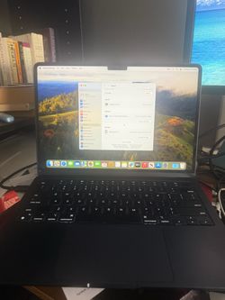 2022 Apple MacBook Air M2 – 8GB RAM / 256GB SSD