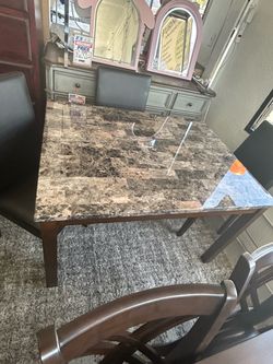 Medium size dining table set