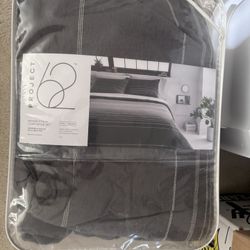 Bed Set With 2 Throw Pillows