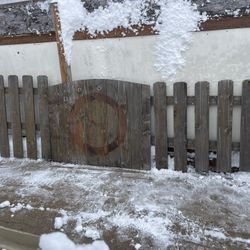 3 Wood Picket Fence Pieces, one is a door, 3 piezas de valla de madera, una es una puerta