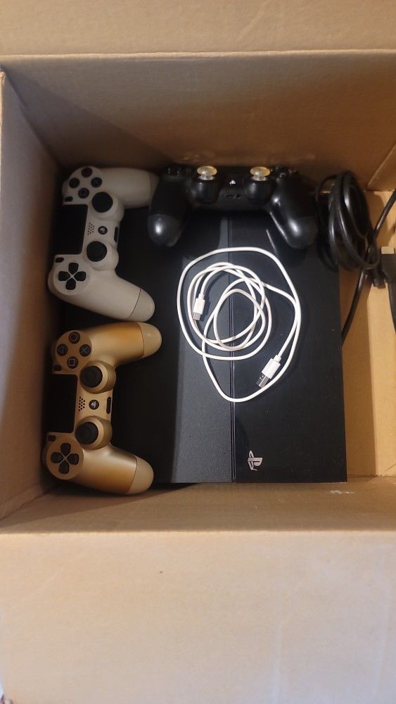 Ps4 With 3 Controllers