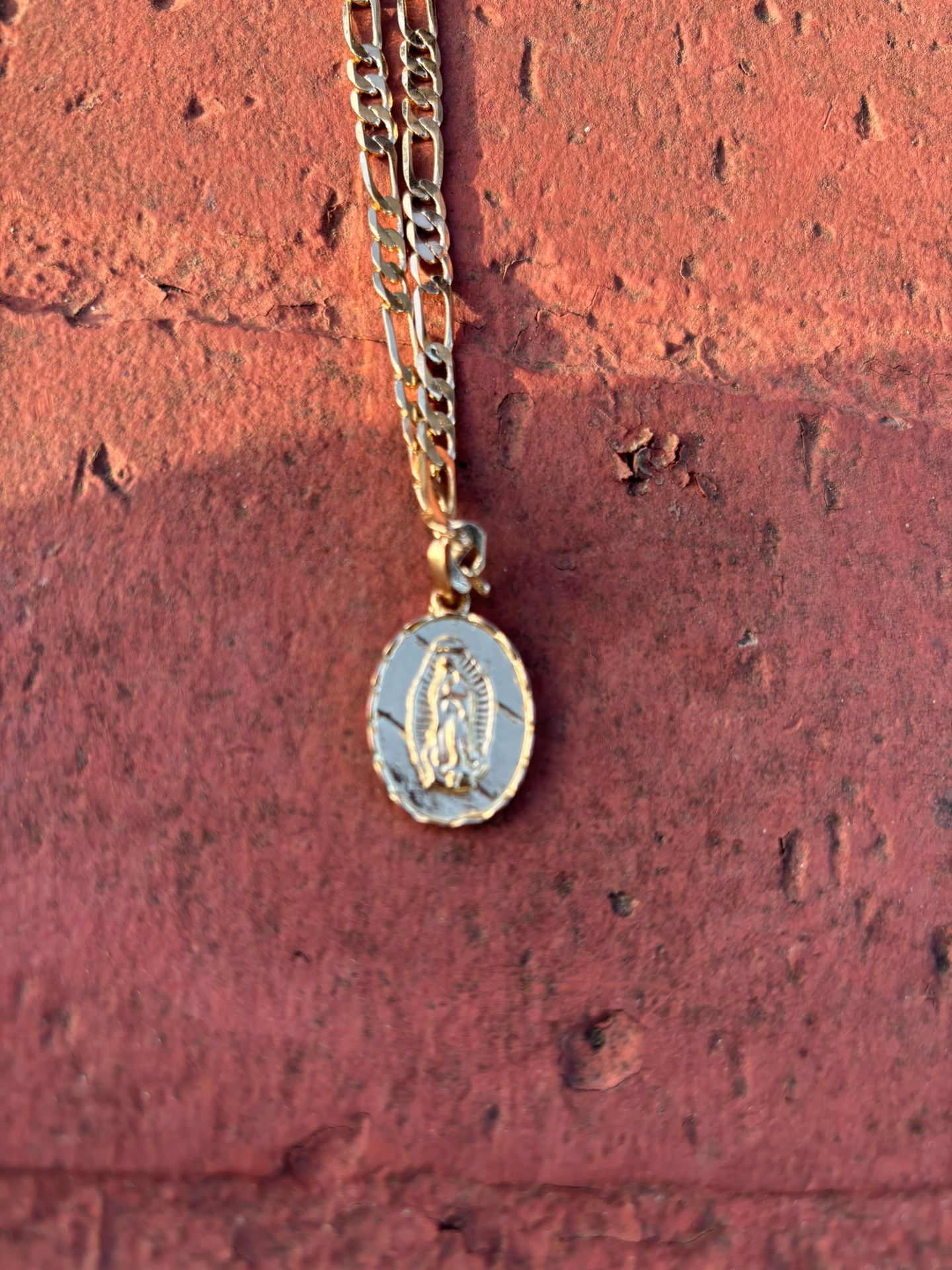 Gold Plated/Laminado Saint Mary Necklace