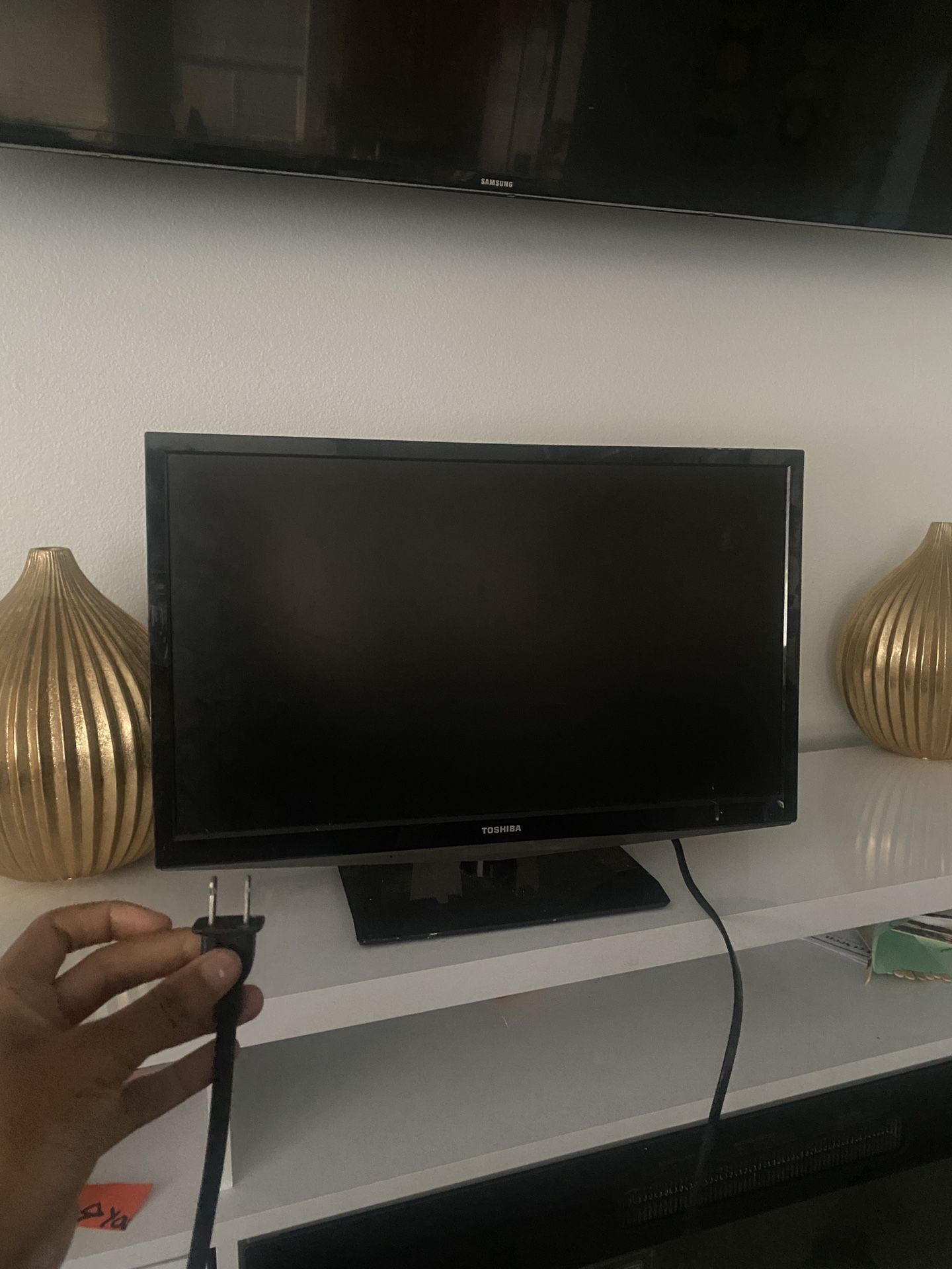 24” Tv + HDMI cord